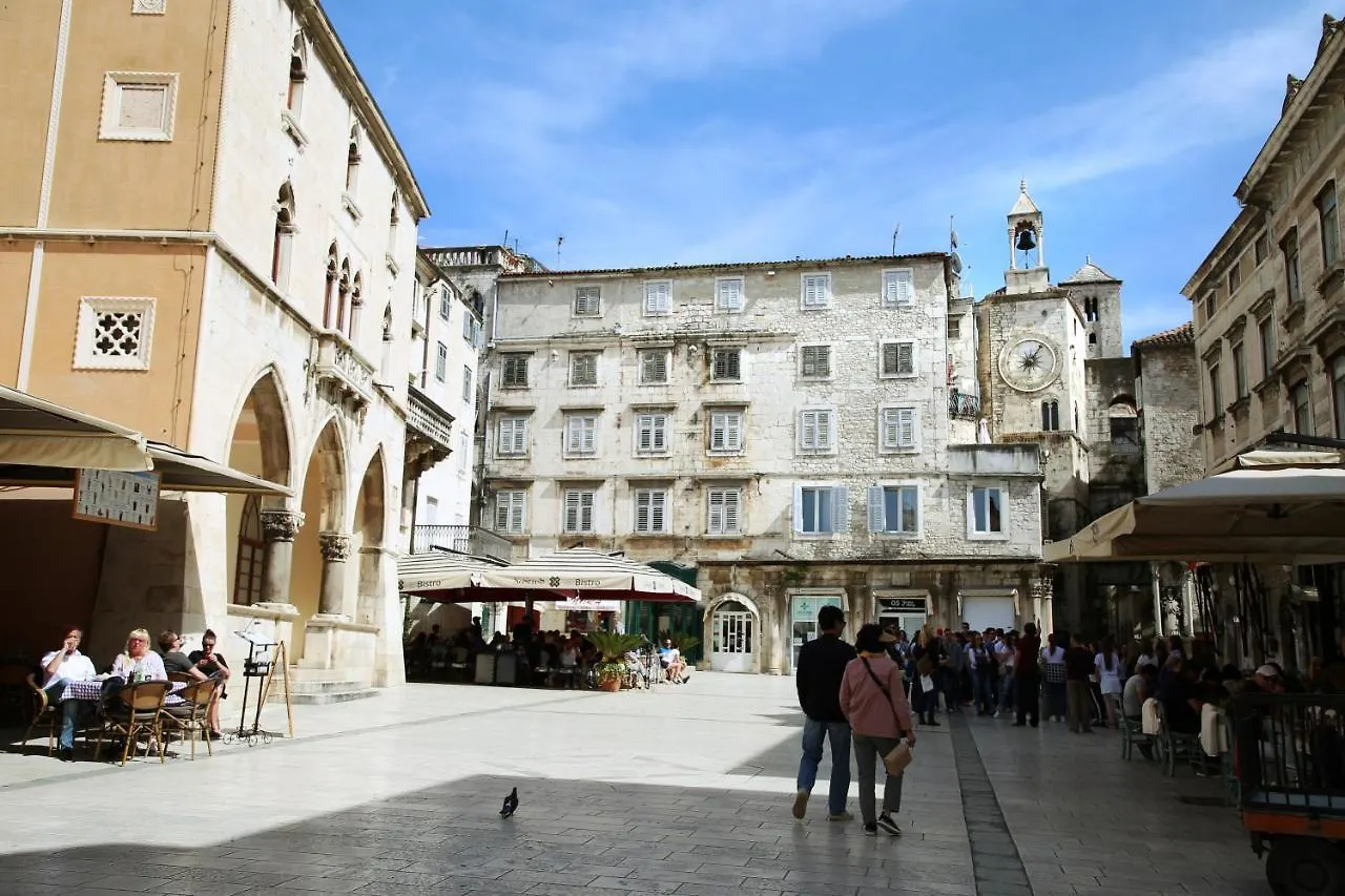 Palace Wall Residences Split Apartment